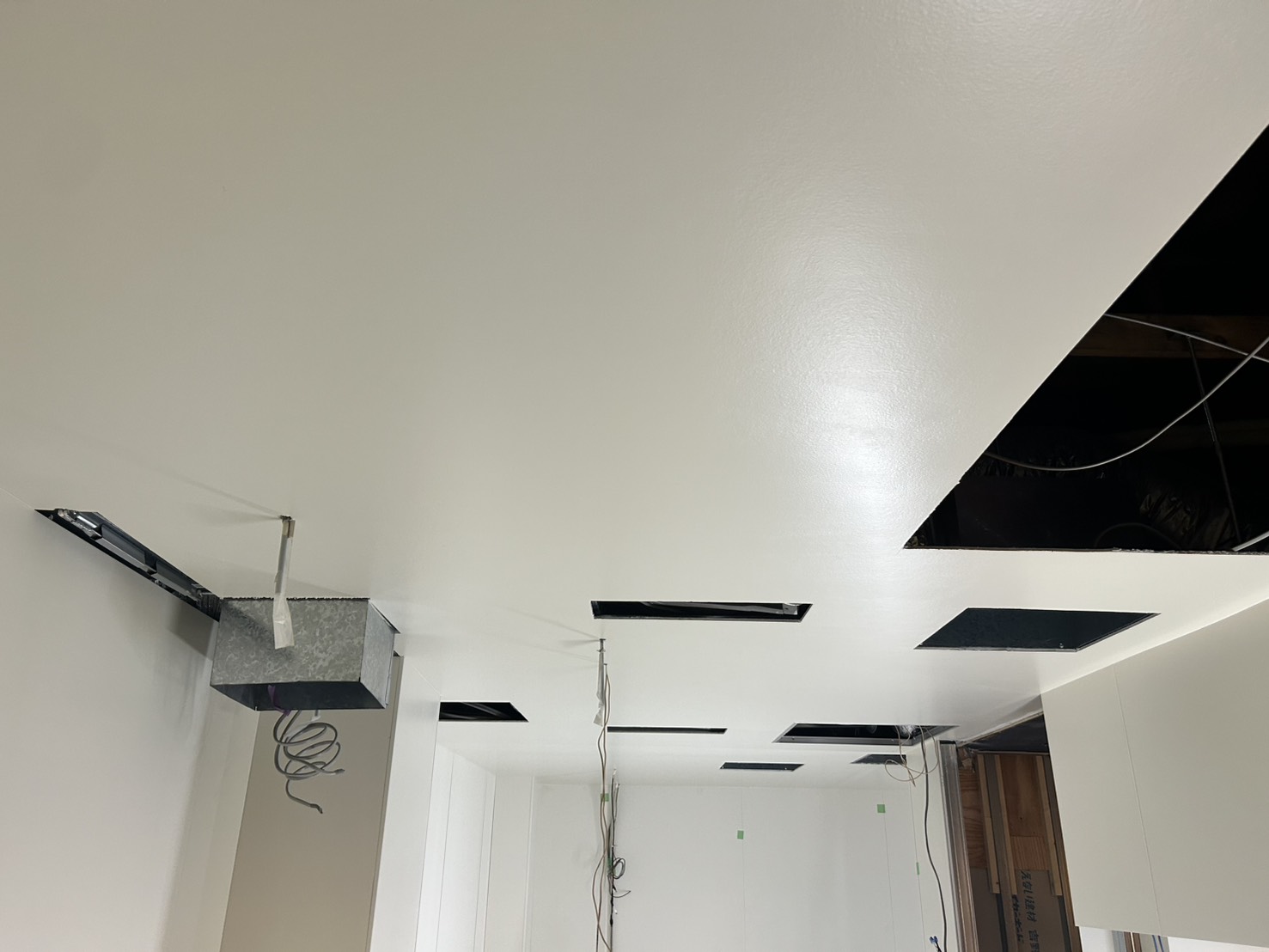 天井塗料 西宮市｜新設厨房ケイカル天井塗装（色番22-90B / 三分艶）施工事例